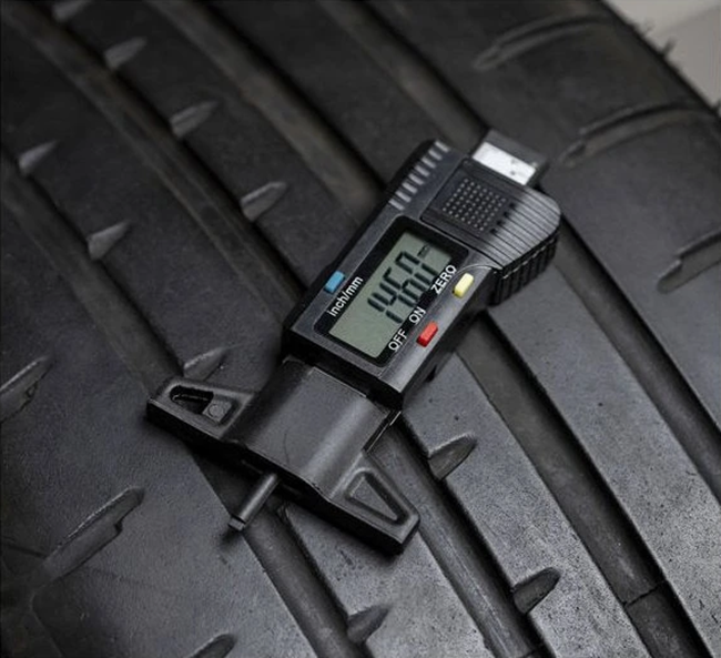 Merac vysky bezenu pneumatik s digitalnym displejom